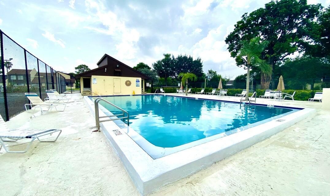 For Sale: $229,000 (2 beds, 1 baths, 841 Square Feet)