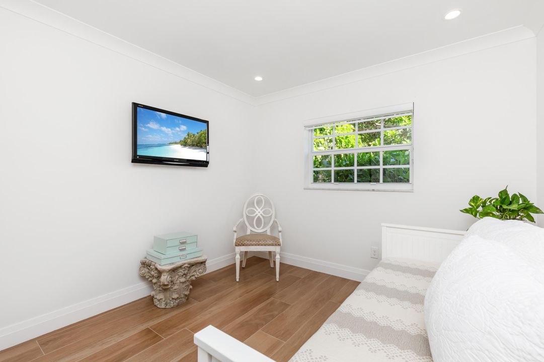 合同活跃: $1,385,000 (3 贝兹, 2 浴室, 1577 平方英尺)