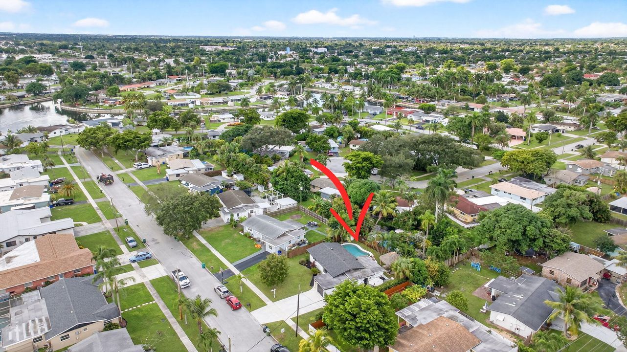 Под контрактом: $569,000 (3 спален, 2 ванн, 1364 Квадратных фут)