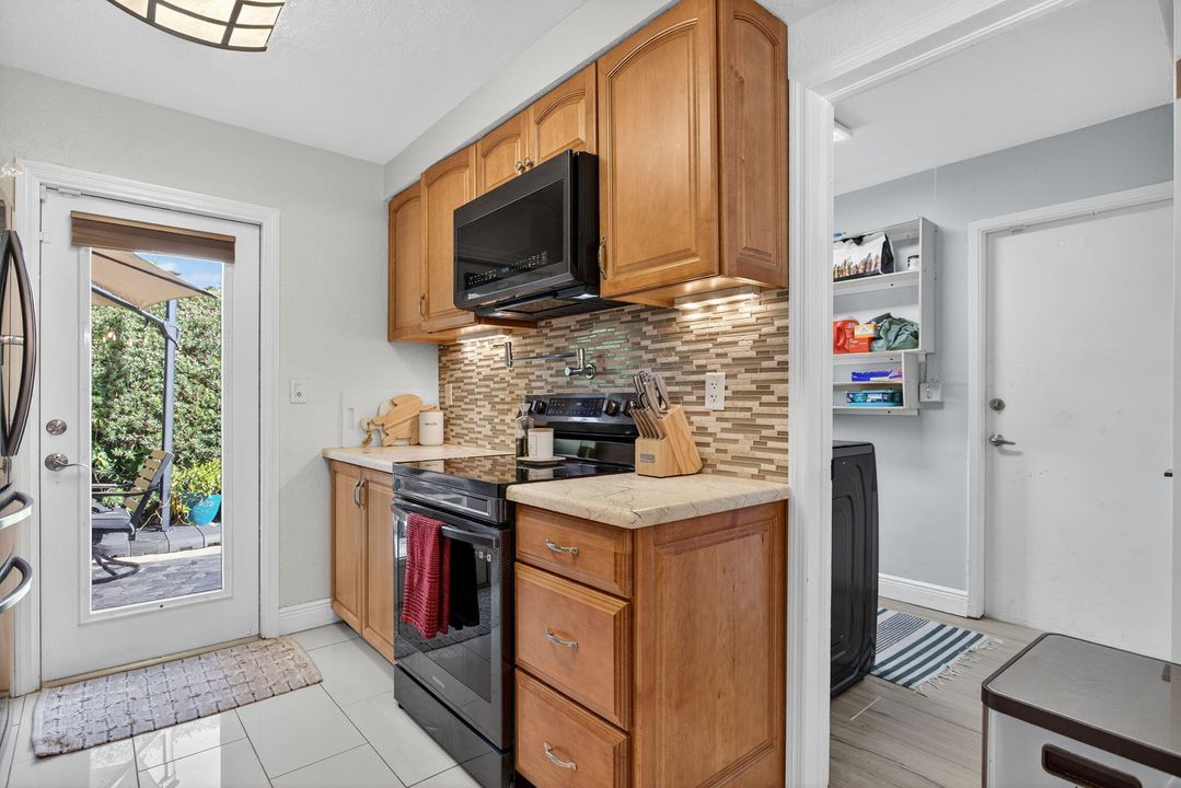 Под контрактом: $569,000 (3 спален, 2 ванн, 1364 Квадратных фут)