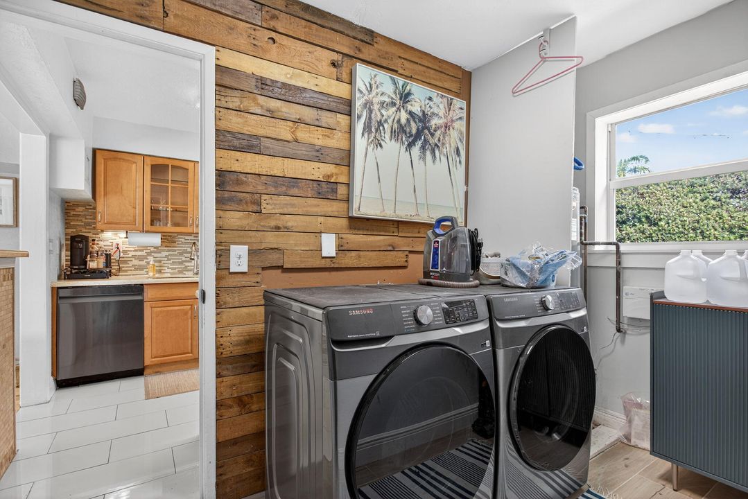 Под контрактом: $569,000 (3 спален, 2 ванн, 1364 Квадратных фут)