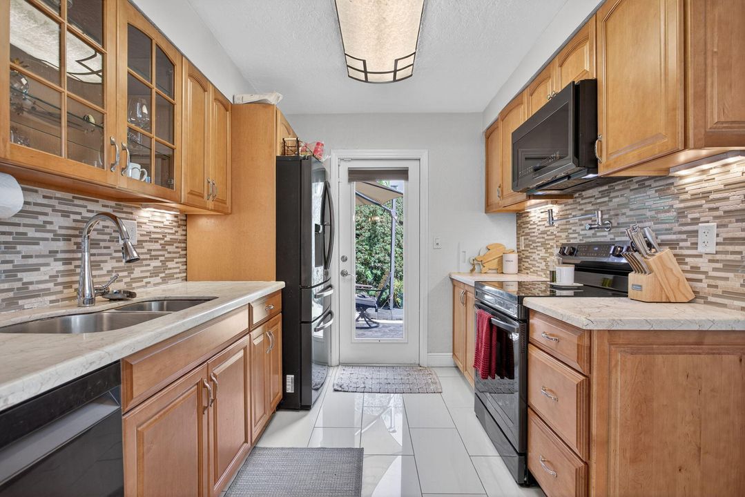 Под контрактом: $569,000 (3 спален, 2 ванн, 1364 Квадратных фут)