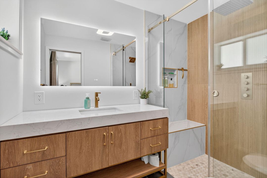 Под контрактом: $569,000 (3 спален, 2 ванн, 1364 Квадратных фут)