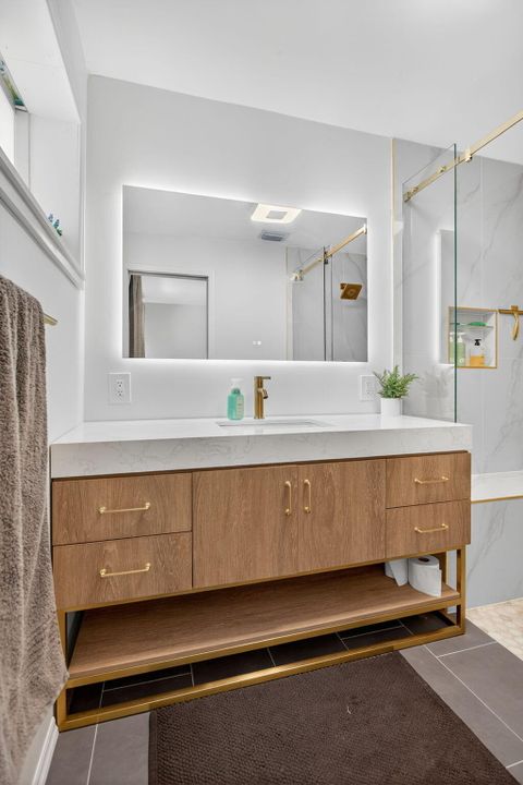 Под контрактом: $569,000 (3 спален, 2 ванн, 1364 Квадратных фут)