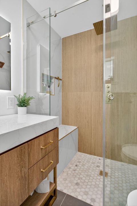 Под контрактом: $569,000 (3 спален, 2 ванн, 1364 Квадратных фут)