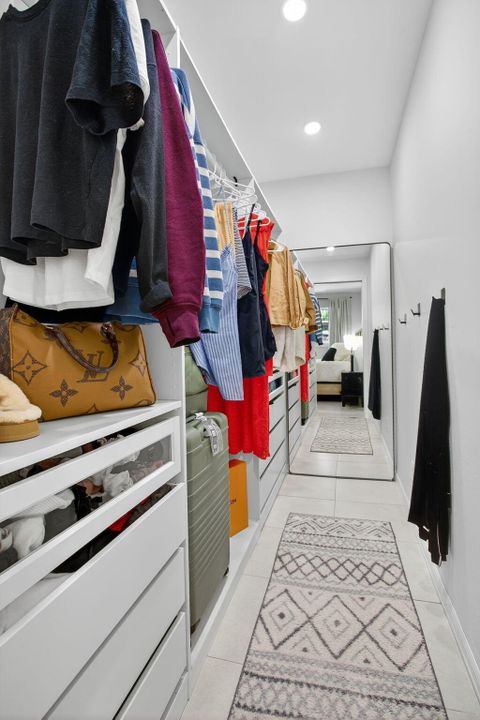 Под контрактом: $569,000 (3 спален, 2 ванн, 1364 Квадратных фут)