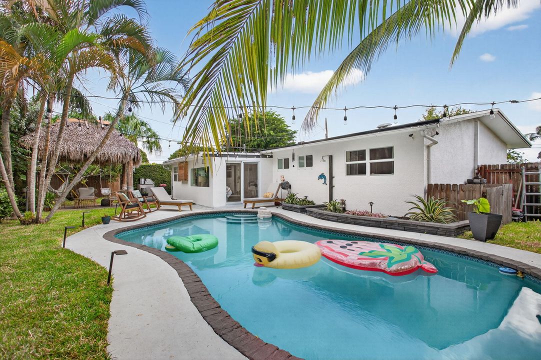 Под контрактом: $569,000 (3 спален, 2 ванн, 1364 Квадратных фут)