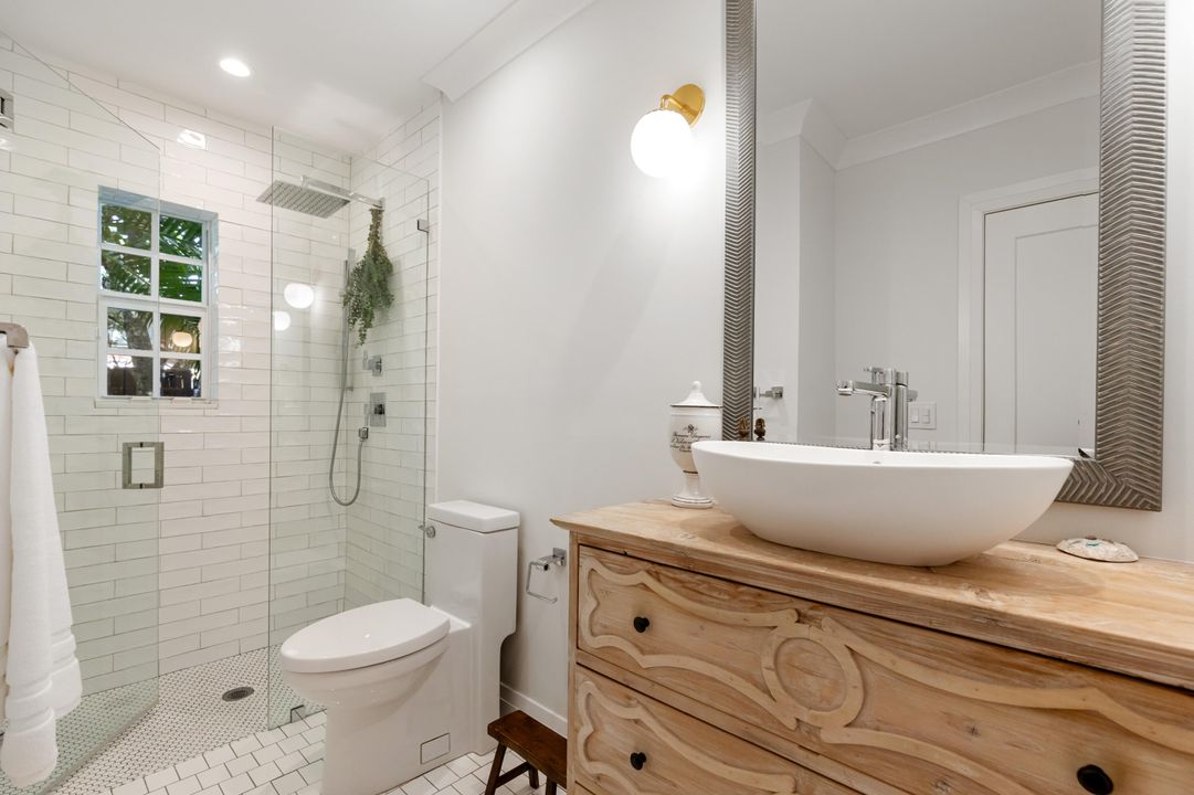 合同活跃: $1,385,000 (3 贝兹, 2 浴室, 1577 平方英尺)