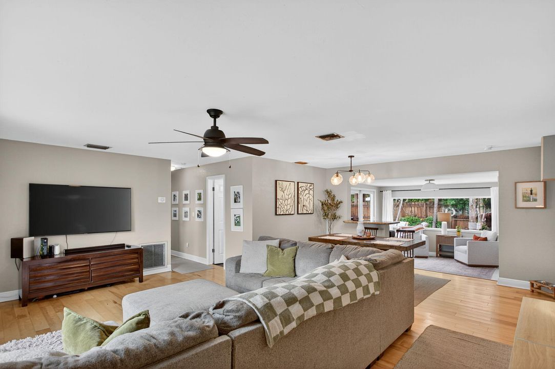 Под контрактом: $569,000 (3 спален, 2 ванн, 1364 Квадратных фут)