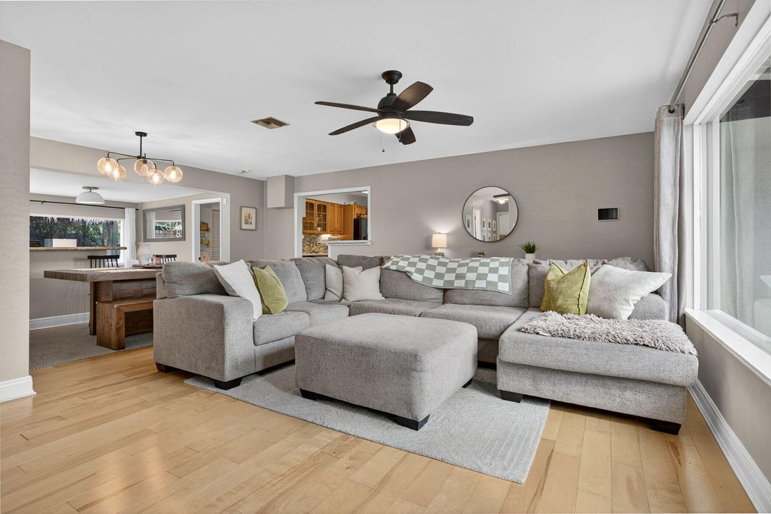 Под контрактом: $569,000 (3 спален, 2 ванн, 1364 Квадратных фут)