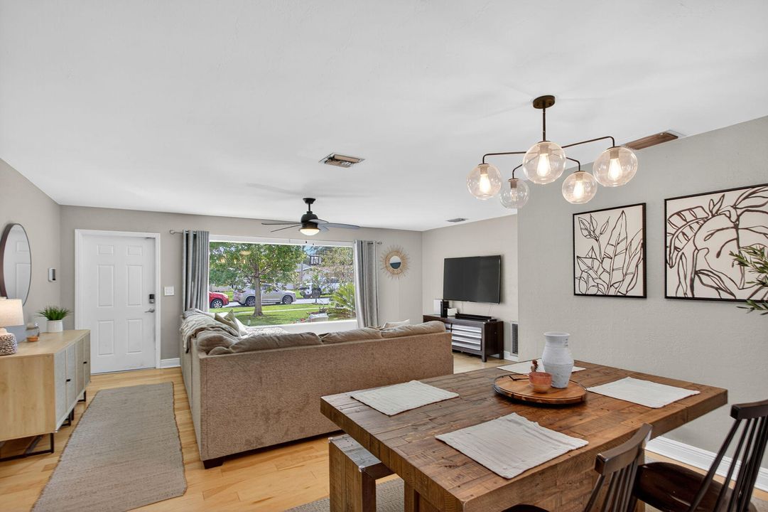 Под контрактом: $569,000 (3 спален, 2 ванн, 1364 Квадратных фут)