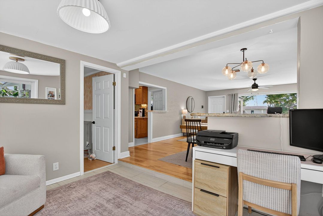 Под контрактом: $569,000 (3 спален, 2 ванн, 1364 Квадратных фут)