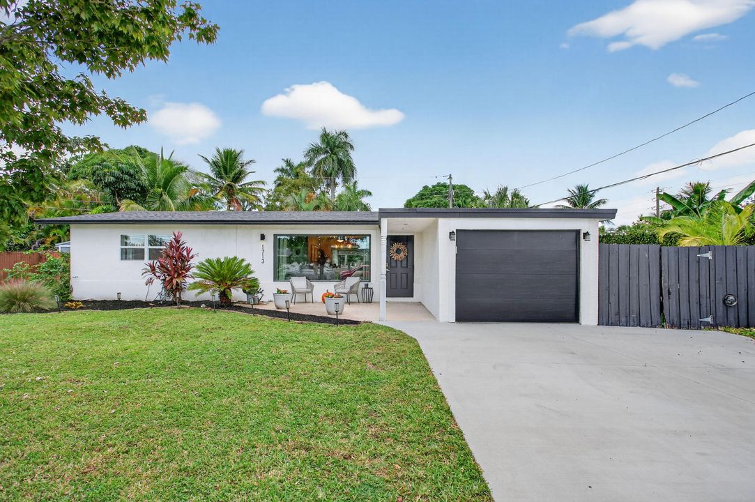 Под контрактом: $569,000 (3 спален, 2 ванн, 1364 Квадратных фут)