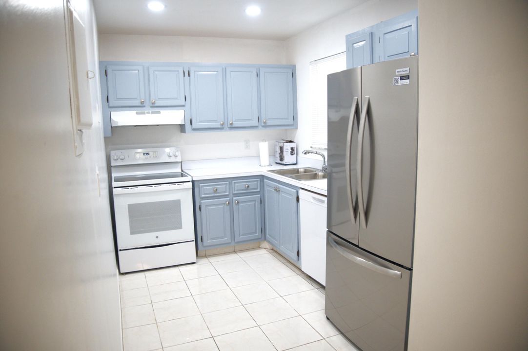 For Rent: $1,800 (2 beds, 2 baths, 888 Square Feet)