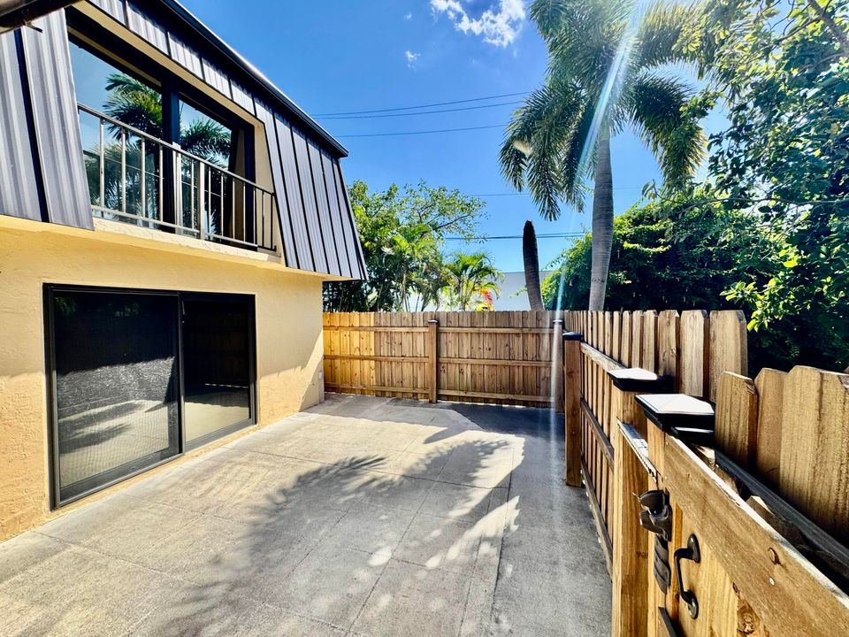 合同活跃: $284,900 (2 贝兹, 2 浴室, 1328 平方英尺)