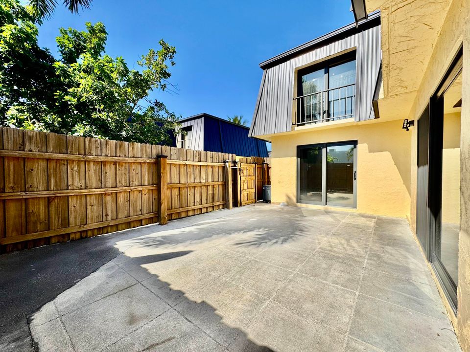 合同活跃: $284,900 (2 贝兹, 2 浴室, 1328 平方英尺)