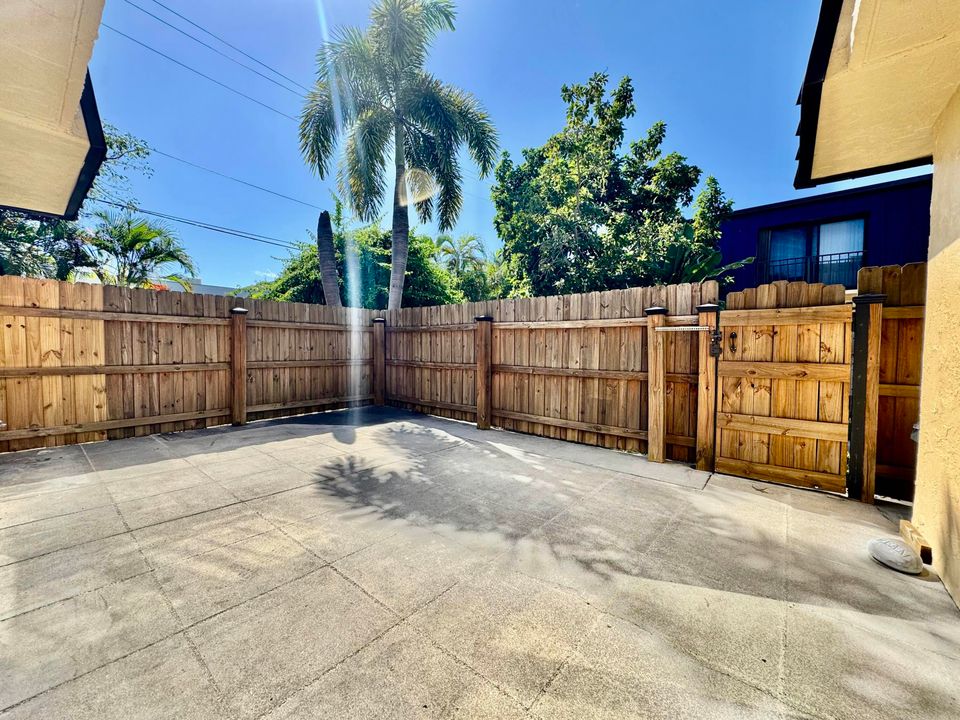 合同活跃: $284,900 (2 贝兹, 2 浴室, 1328 平方英尺)