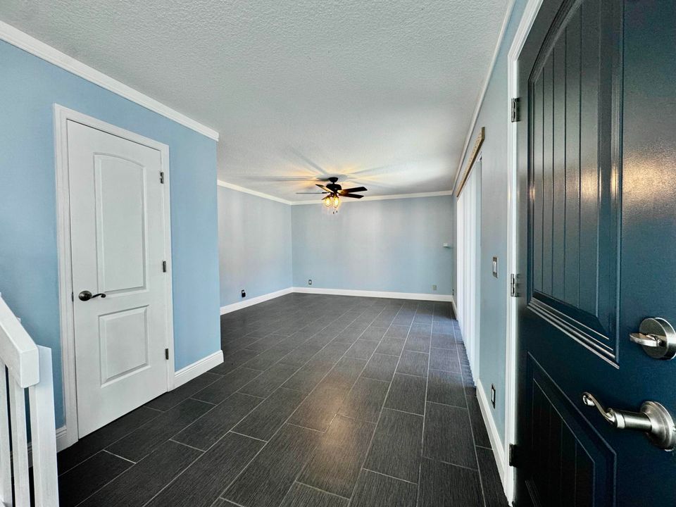 合同活跃: $284,900 (2 贝兹, 2 浴室, 1328 平方英尺)