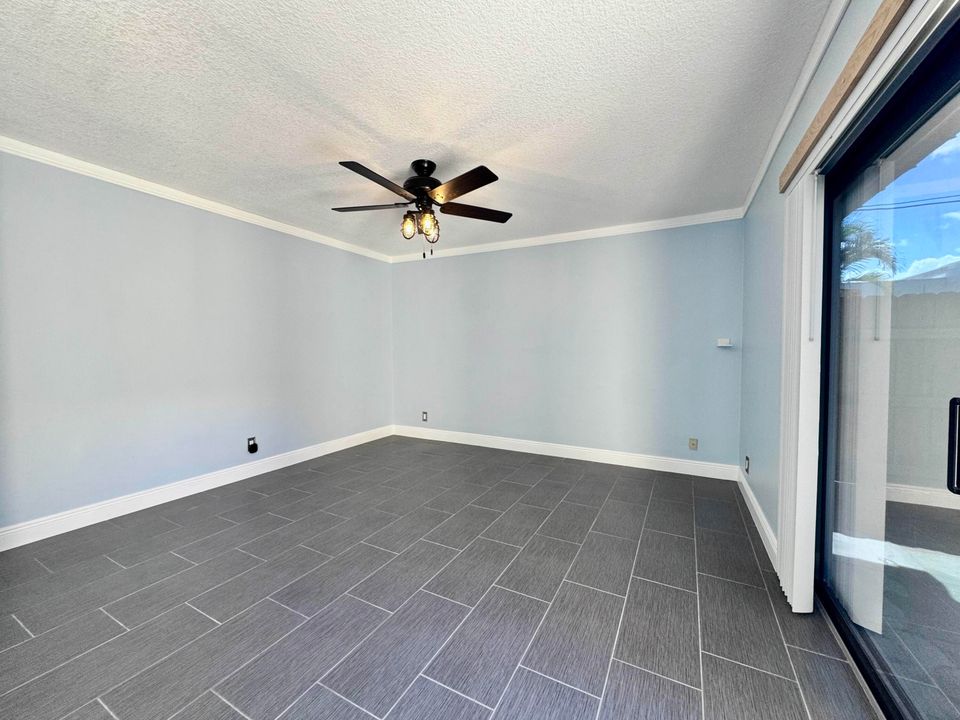 合同活跃: $284,900 (2 贝兹, 2 浴室, 1328 平方英尺)