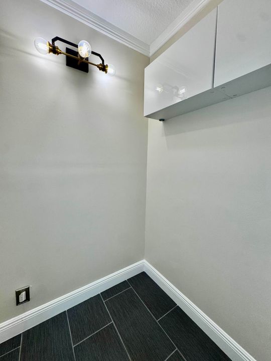 合同活跃: $284,900 (2 贝兹, 2 浴室, 1328 平方英尺)