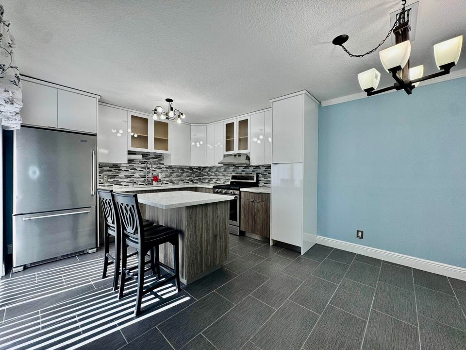 合同活跃: $284,900 (2 贝兹, 2 浴室, 1328 平方英尺)