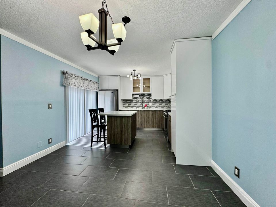 合同活跃: $284,900 (2 贝兹, 2 浴室, 1328 平方英尺)