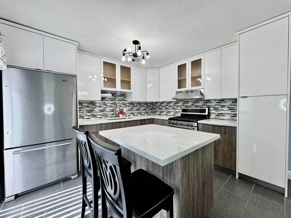 合同活跃: $284,900 (2 贝兹, 2 浴室, 1328 平方英尺)