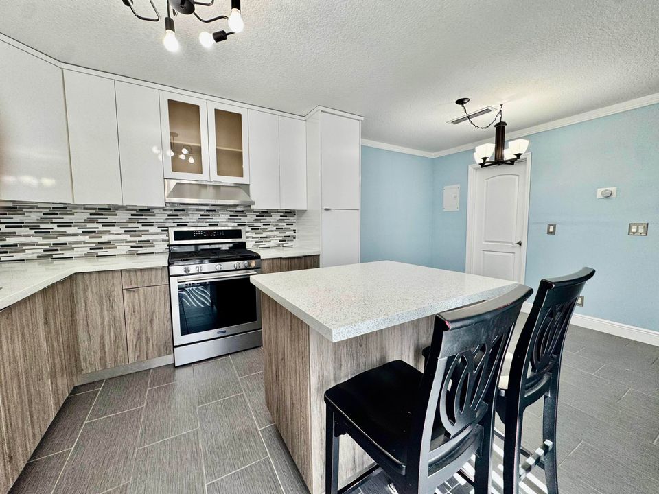 合同活跃: $284,900 (2 贝兹, 2 浴室, 1328 平方英尺)