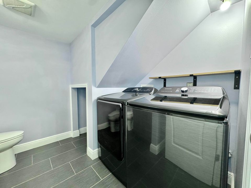 合同活跃: $284,900 (2 贝兹, 2 浴室, 1328 平方英尺)