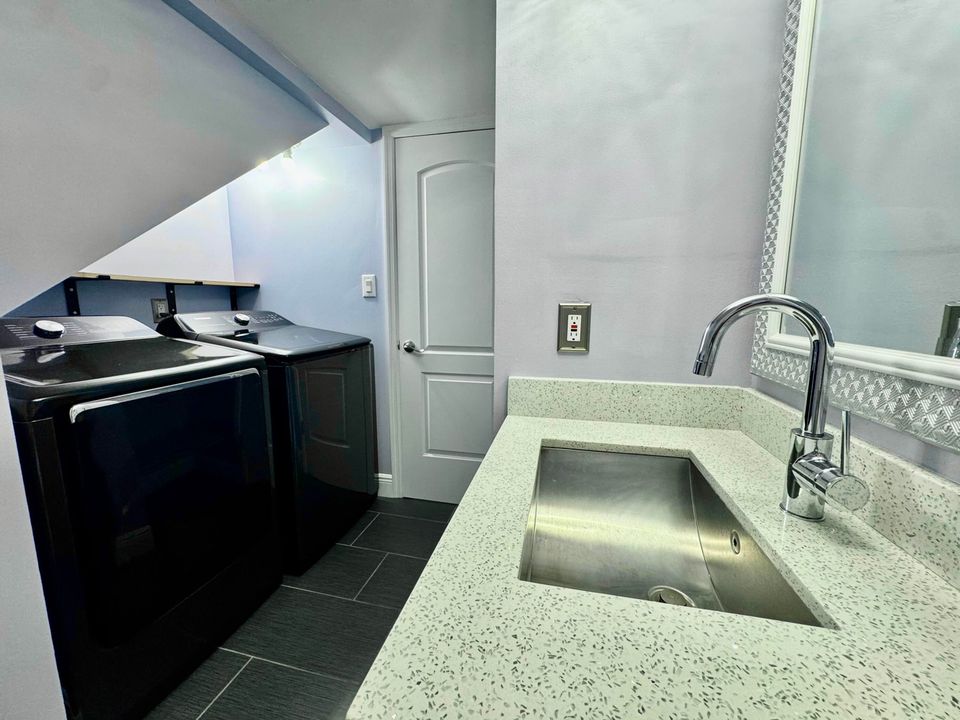 合同活跃: $284,900 (2 贝兹, 2 浴室, 1328 平方英尺)