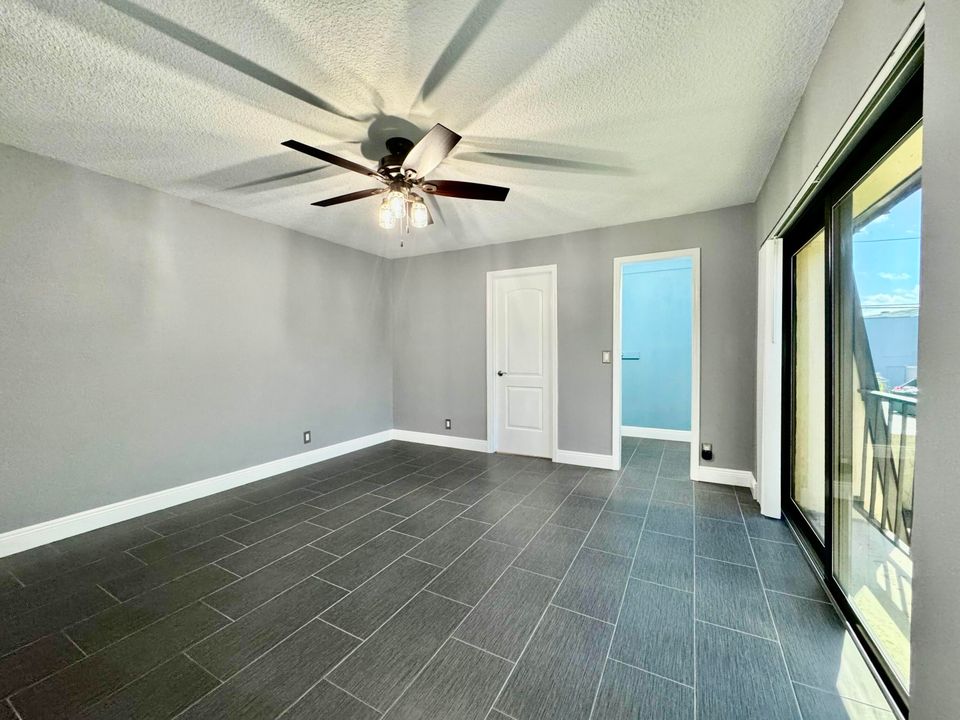 合同活跃: $284,900 (2 贝兹, 2 浴室, 1328 平方英尺)