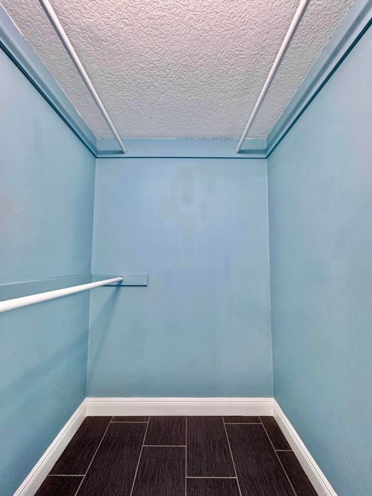 合同活跃: $284,900 (2 贝兹, 2 浴室, 1328 平方英尺)