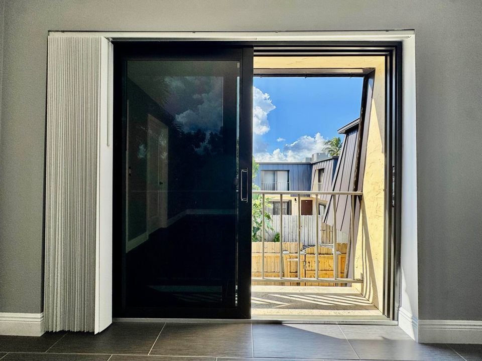 合同活跃: $284,900 (2 贝兹, 2 浴室, 1328 平方英尺)