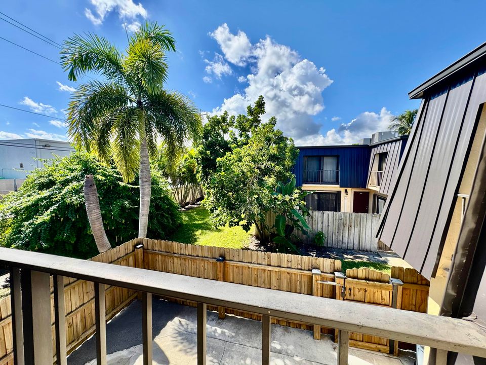 合同活跃: $284,900 (2 贝兹, 2 浴室, 1328 平方英尺)