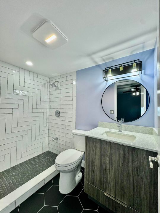 合同活跃: $284,900 (2 贝兹, 2 浴室, 1328 平方英尺)