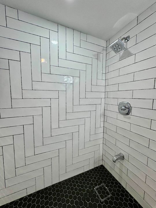 合同活跃: $284,900 (2 贝兹, 2 浴室, 1328 平方英尺)