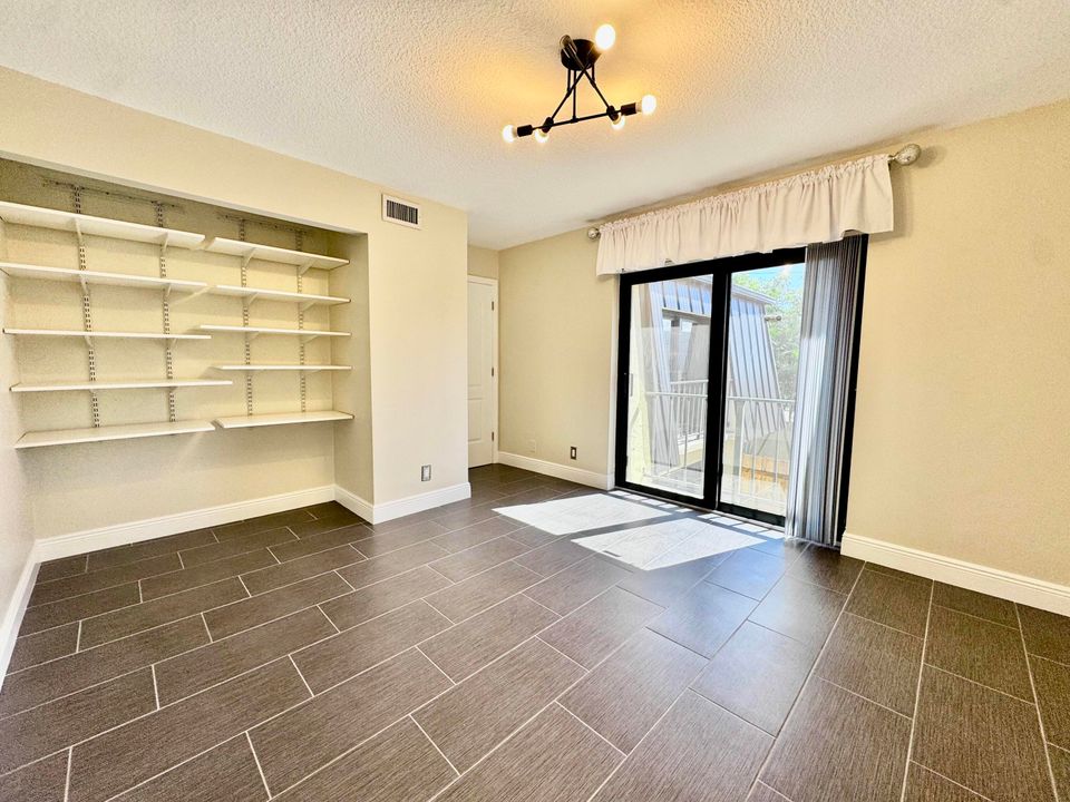 合同活跃: $284,900 (2 贝兹, 2 浴室, 1328 平方英尺)