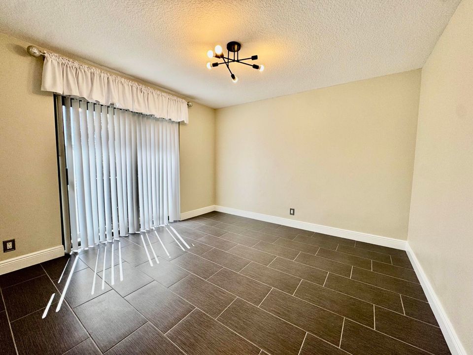 合同活跃: $284,900 (2 贝兹, 2 浴室, 1328 平方英尺)