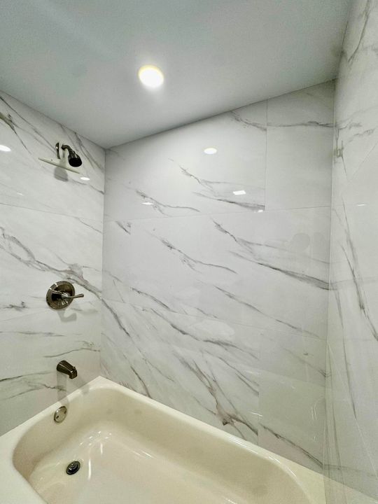 合同活跃: $284,900 (2 贝兹, 2 浴室, 1328 平方英尺)