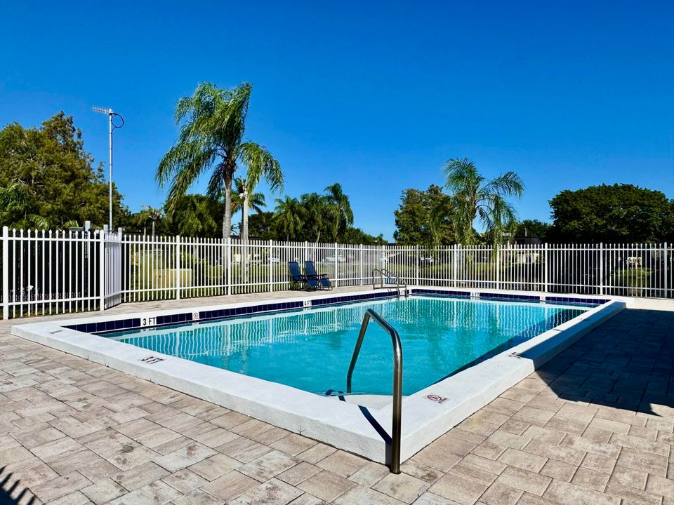 合同活跃: $284,900 (2 贝兹, 2 浴室, 1328 平方英尺)