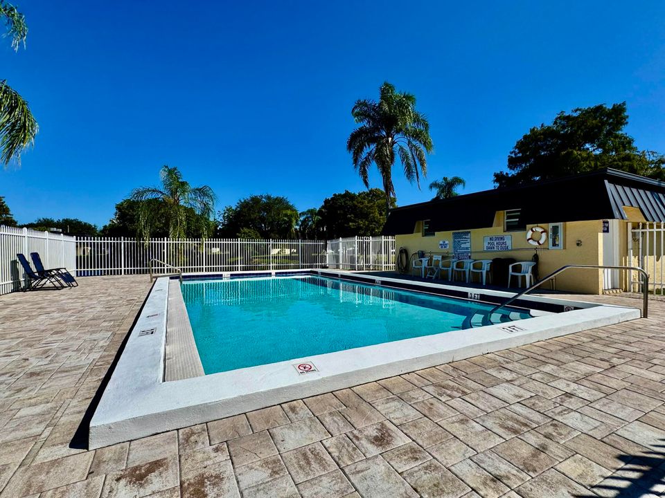 合同活跃: $284,900 (2 贝兹, 2 浴室, 1328 平方英尺)