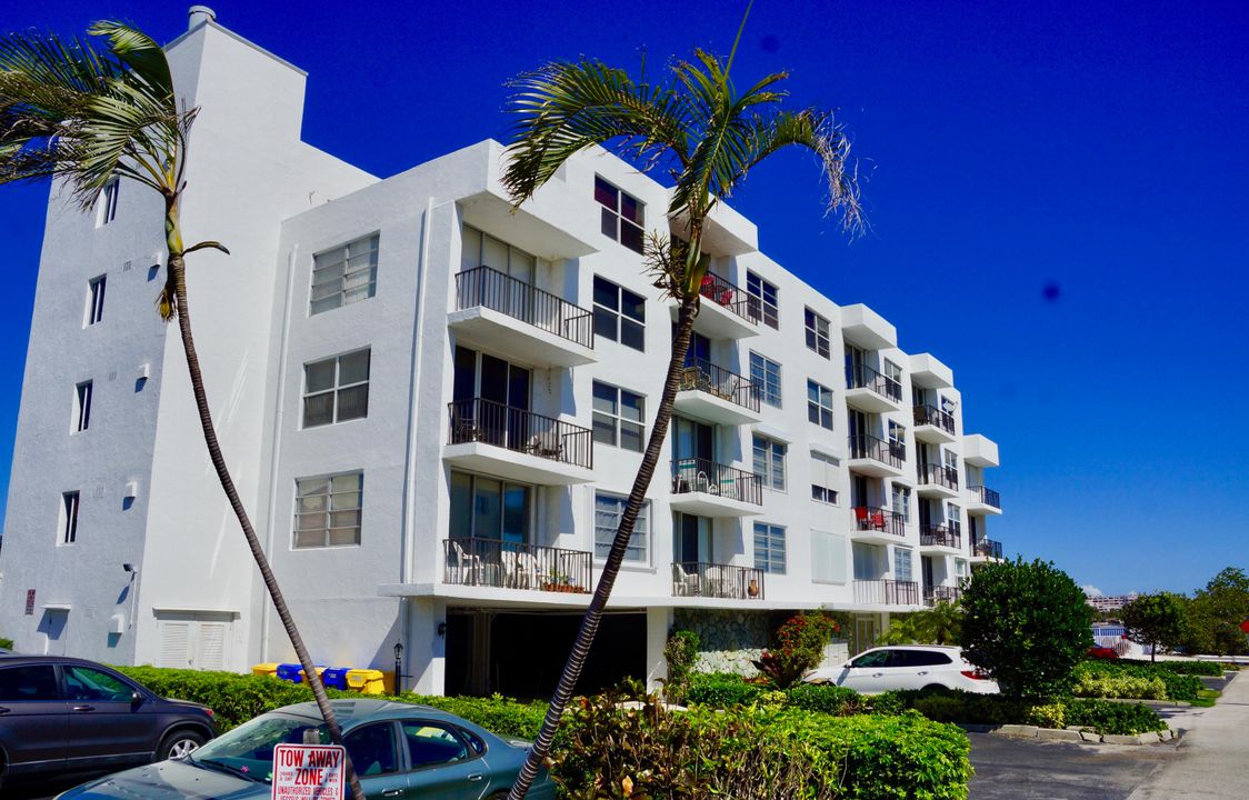 For Sale: $295,000 (1 beds, 1 baths, 702 Square Feet)