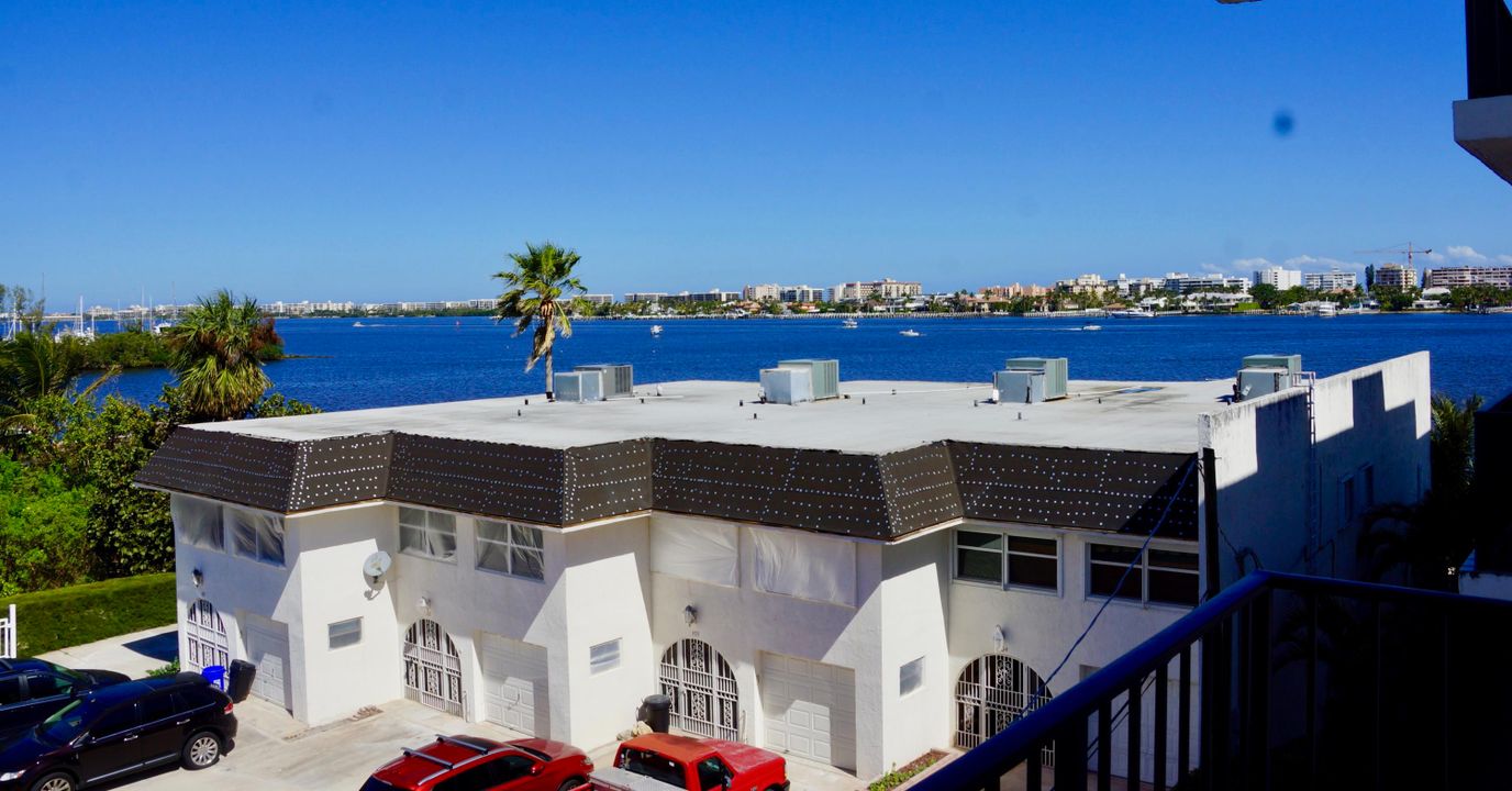 For Sale: $295,000 (1 beds, 1 baths, 702 Square Feet)