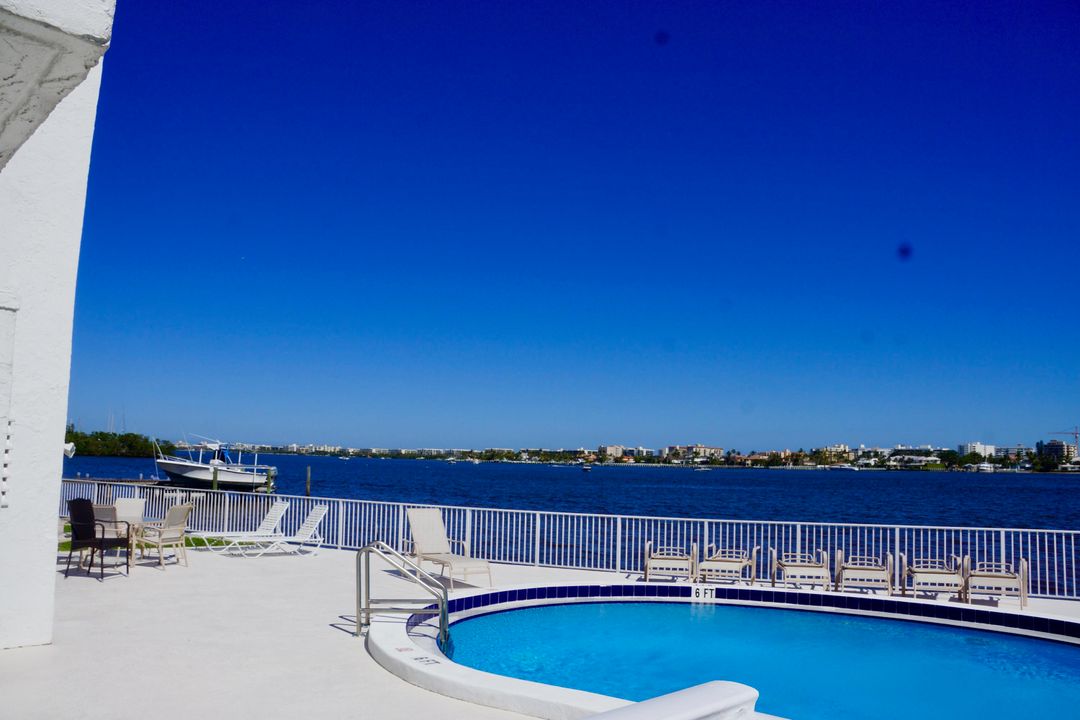 For Sale: $295,000 (1 beds, 1 baths, 702 Square Feet)