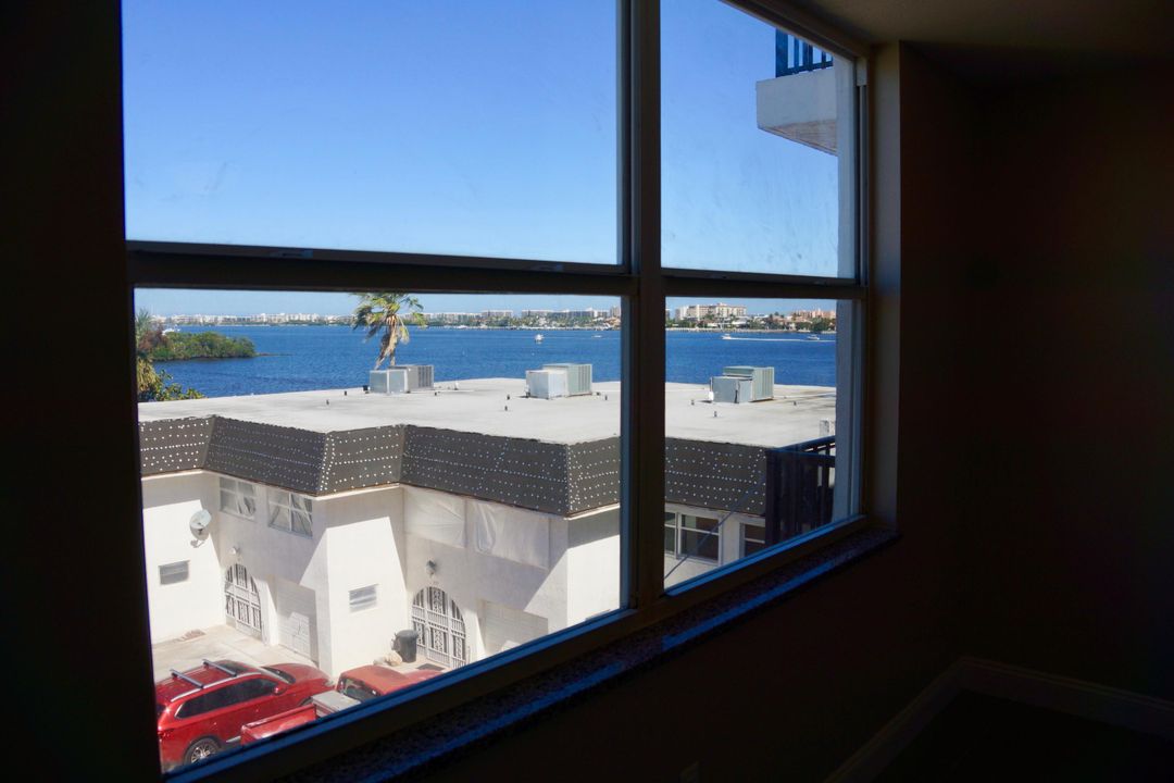 For Sale: $295,000 (1 beds, 1 baths, 702 Square Feet)