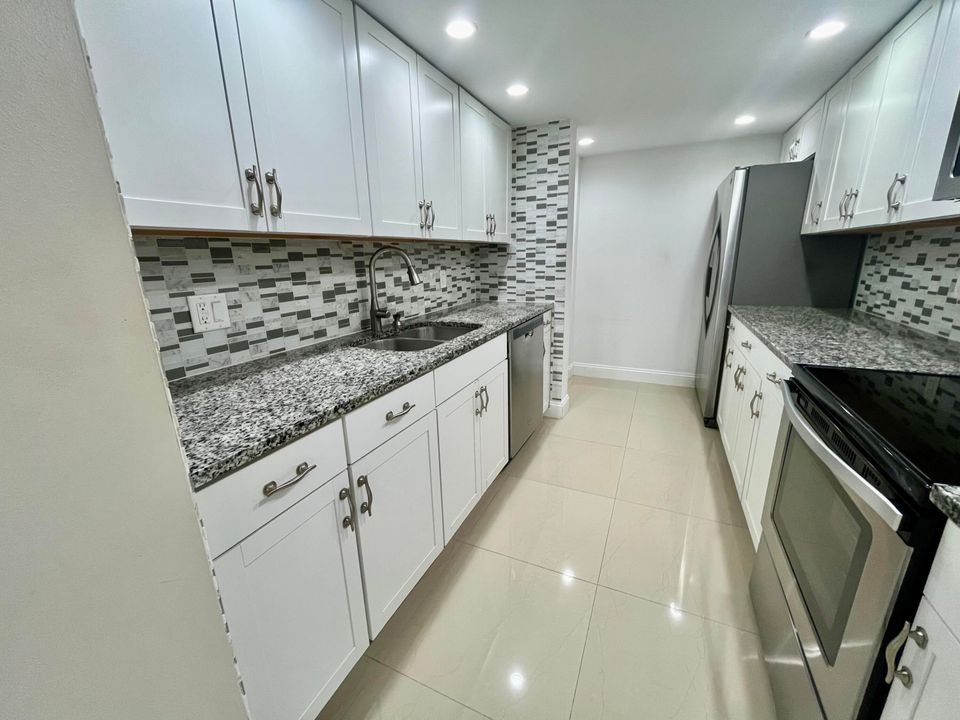 For Sale: $295,000 (1 beds, 1 baths, 702 Square Feet)