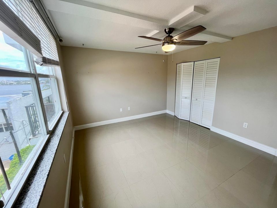 For Sale: $295,000 (1 beds, 1 baths, 702 Square Feet)