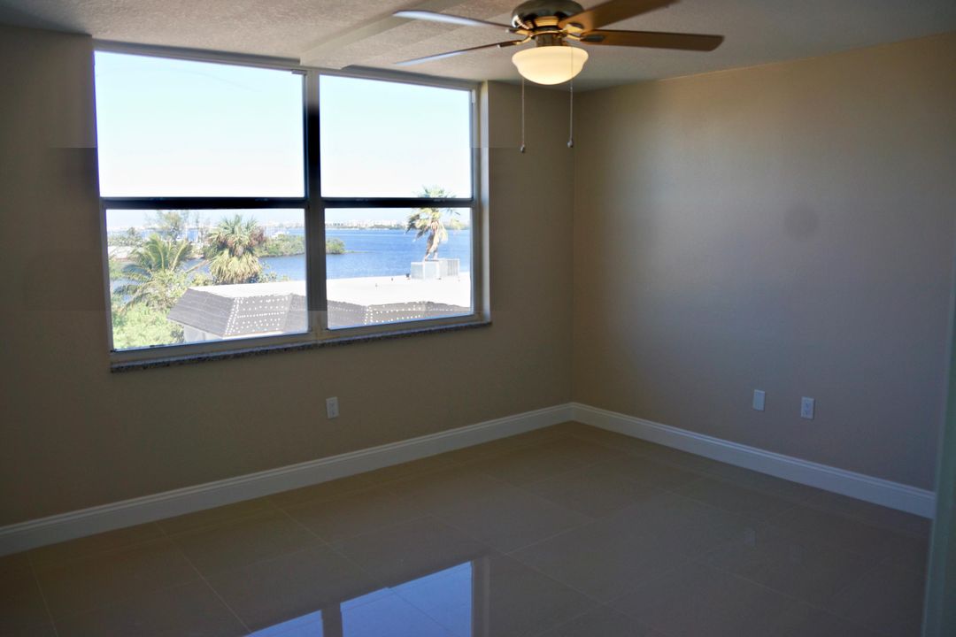 For Sale: $295,000 (1 beds, 1 baths, 702 Square Feet)