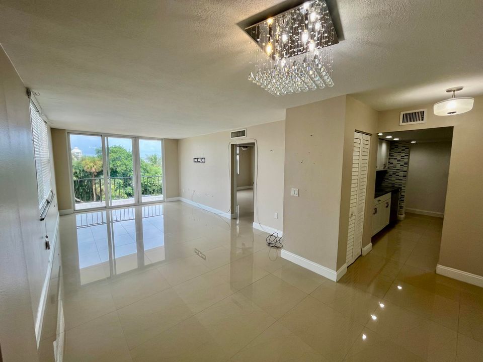 For Sale: $295,000 (1 beds, 1 baths, 702 Square Feet)