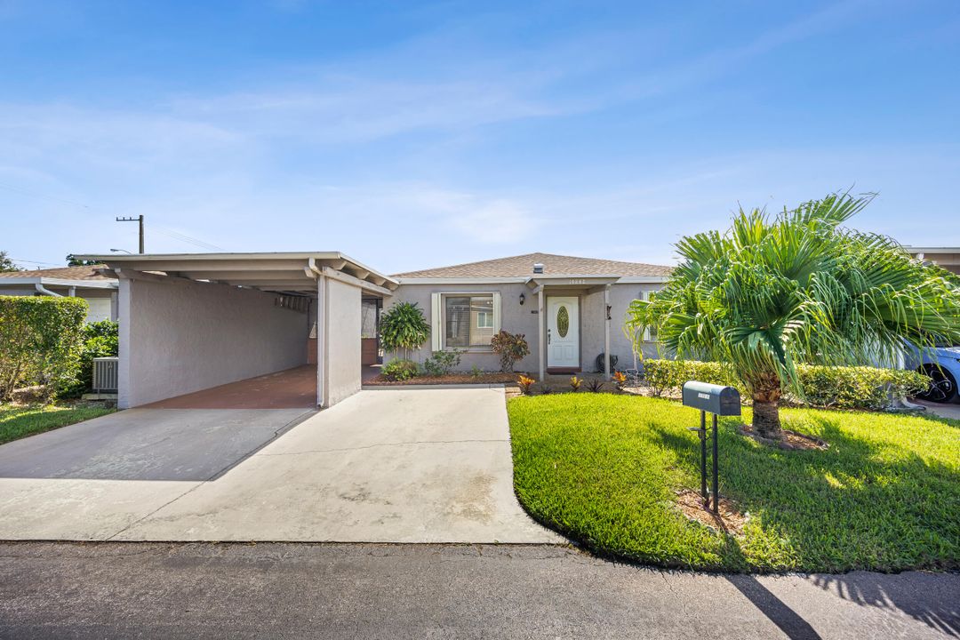 合同活跃: $269,900 (2 贝兹, 2 浴室, 1073 平方英尺)